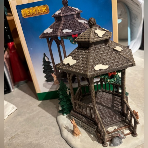 Lemax #43084 Winter Gazebo Table Accent, Boxed 2014 Christmas Village - Picture 8 of 9